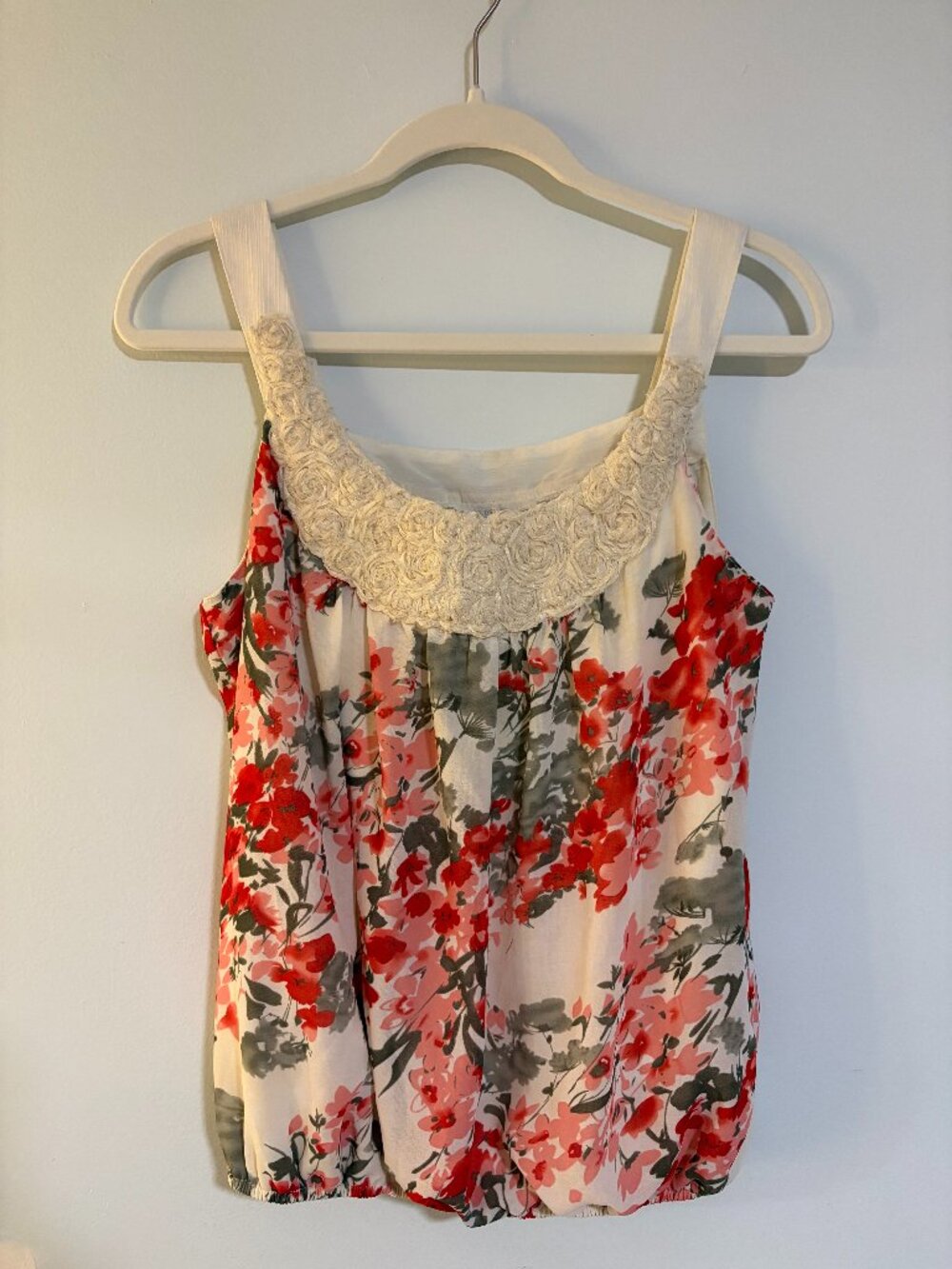 Wrapper Vintage Y2K Floral Sleeveless Bubble Hem Blouse with Lace Neckline